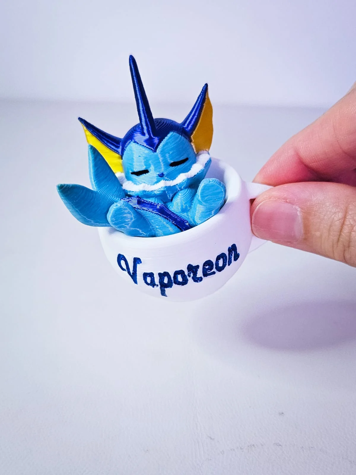 Vaporeon na Xicara Dormindo