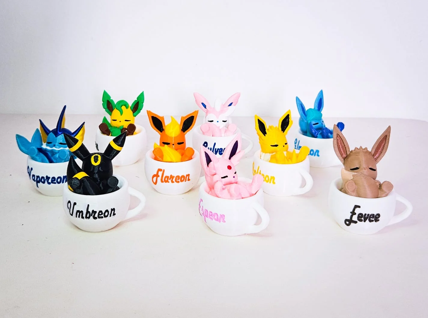 Kit Eevee Evoluções na xicara dormindo